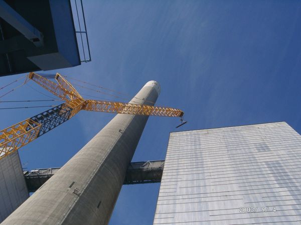 Demontage der Rauchgaskanalbrücken 1 und 2 des Kraftwerks Moorburg in 97m Höhe